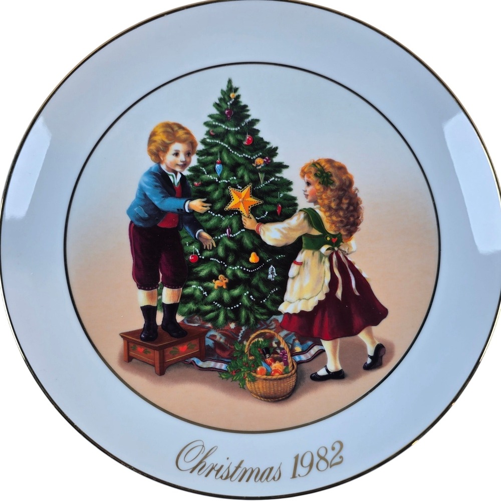 Avon‎ Christmas Memories Keeping the Christmas Tradition 1982 9" Collector Plate